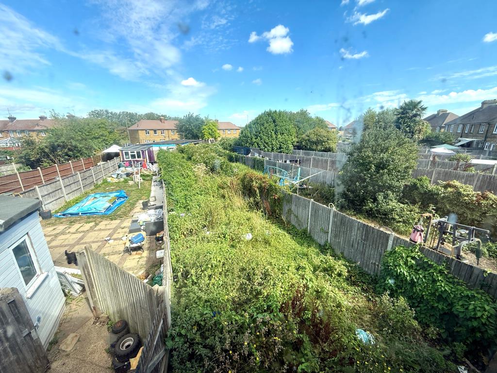 Lot: 74 - THREE-BEDROOM HOUSE FOR REFURBISHMENT - Garden to rear